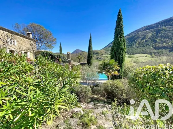 Maison 9 pièces 343 m²