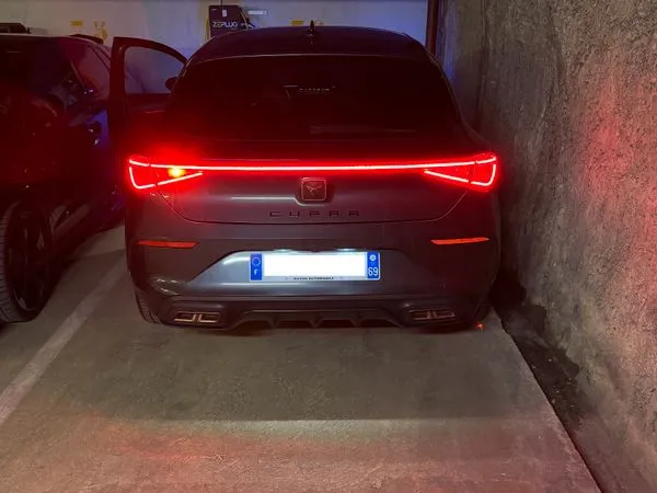 Place Parking avec prise de recharge VE (wallbox)