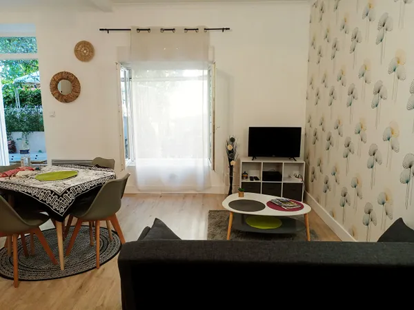 NIMES Quartier RICHELIEU/ SULLY bel appartement P1 bis de 41.69 m2 en RDC avec cave privative et cou