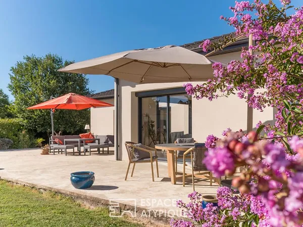 Calme et volupté d'une villa d'architecte prête à vivre.