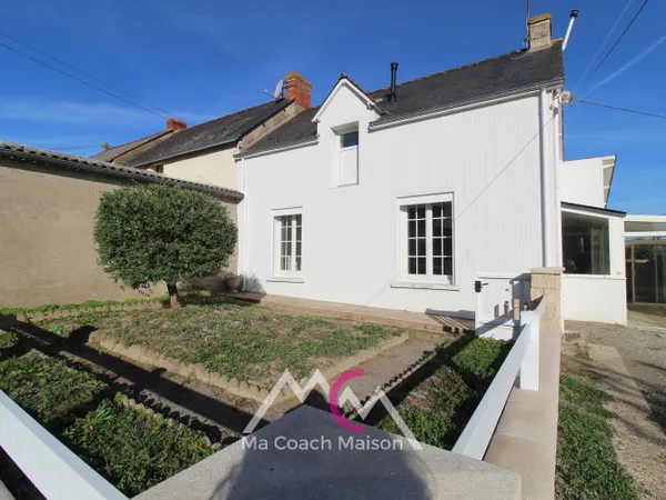 SÉVÉRAC, Maison d'environ 65 m2 avec nombreuses dépendances