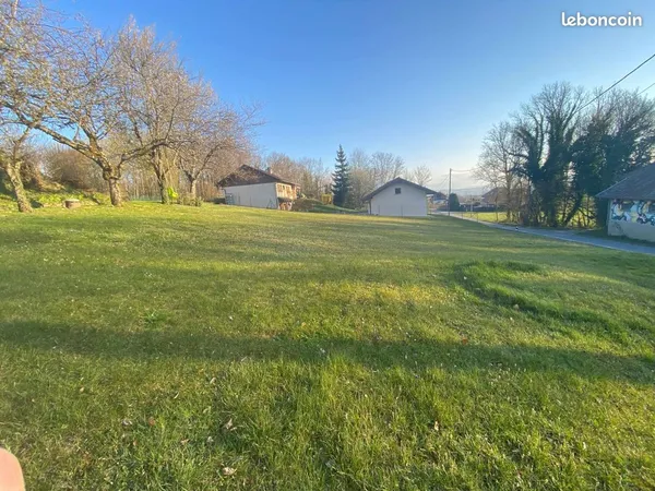 Terrain à bâtir de 720 m² à SAINT-MARTIN-BELLEVUE (74)