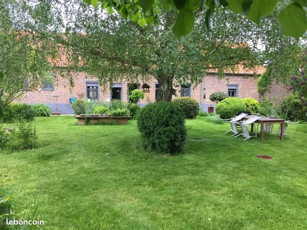 Ferme au carré au milieu des champs 3 logements à 5mn Orchies sud