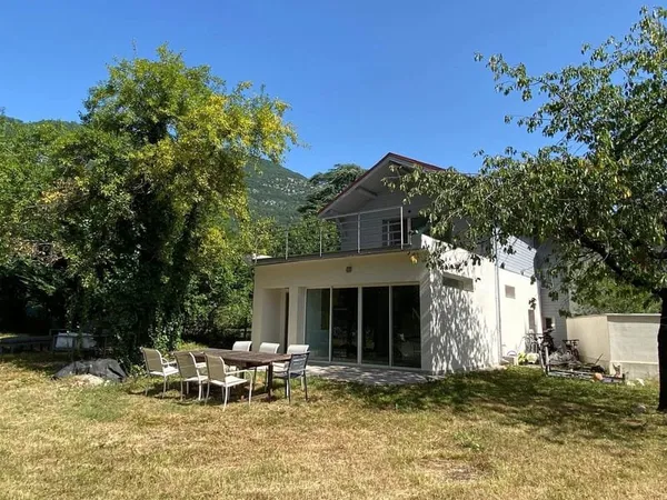 MAISON ENTIEREMENT RENOVEE A VEUREY VOROIZE