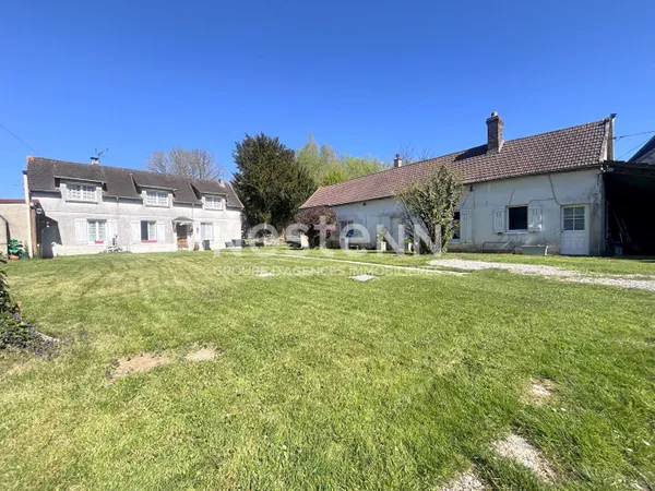 Charmante propriété ancienne pleine de potentiel sur un terrain d'environ 4 500 m². Possibilité de d