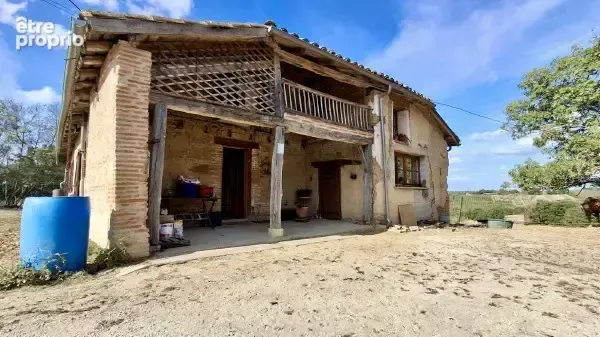Ancien corps de ferme rénové de 110m2 habitable sur 56000m2 de prairie valonée à 7km de Mooissac
