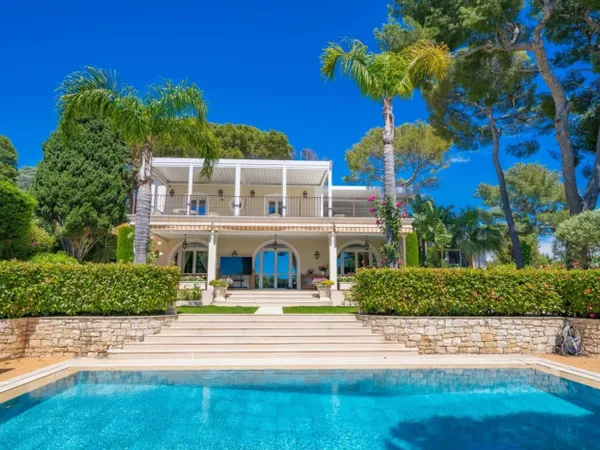 Villa de Prestige Rénovée au Coeur de Saint-Jean-Cap-Ferrat