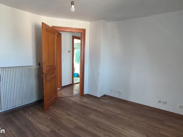 Loue T3 de 70m2 + cave et grenier