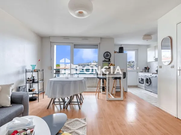 Exclusivité LYON 3 - T2 dernier étage avec garage et cave