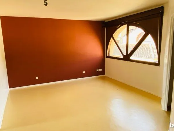 À louer - T2 de 50 m² avec garage, quartier calme, à 1 km du centre-ville de Cahors. Chauffage au so