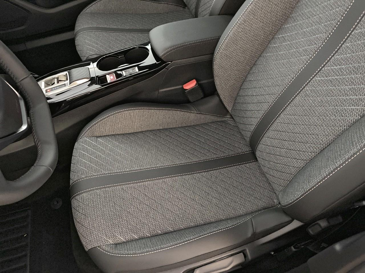 Peugeot 2008 hybrid 145 ch e-dcs6 allure — photo 9