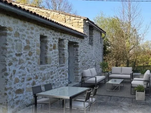 Maison ancienne rénovée en 2022 T3, deux grandes chambres dont une possible de divisée en deux pièce