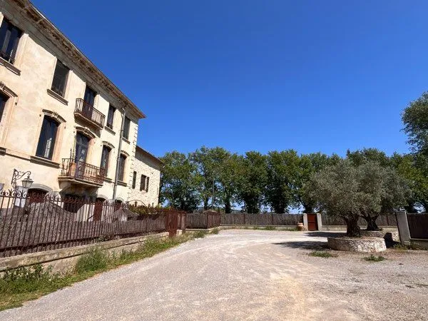 T3 meublé 110 m2 Domaine de caractère Résidence calme 2 parkings