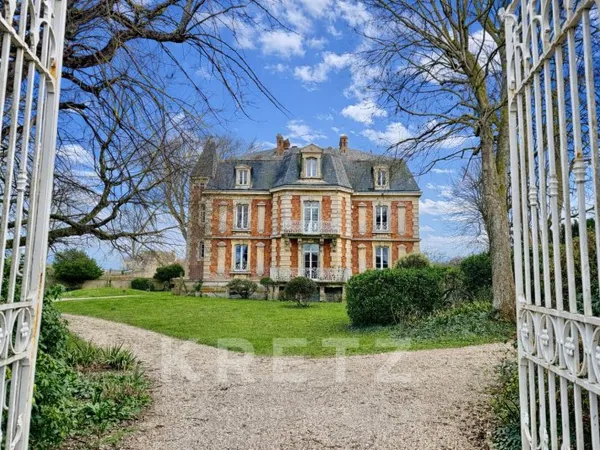 À 400m de la mer, Petit Château néo Louis XIII du XIXe, parc de 0.73ha avec piscine