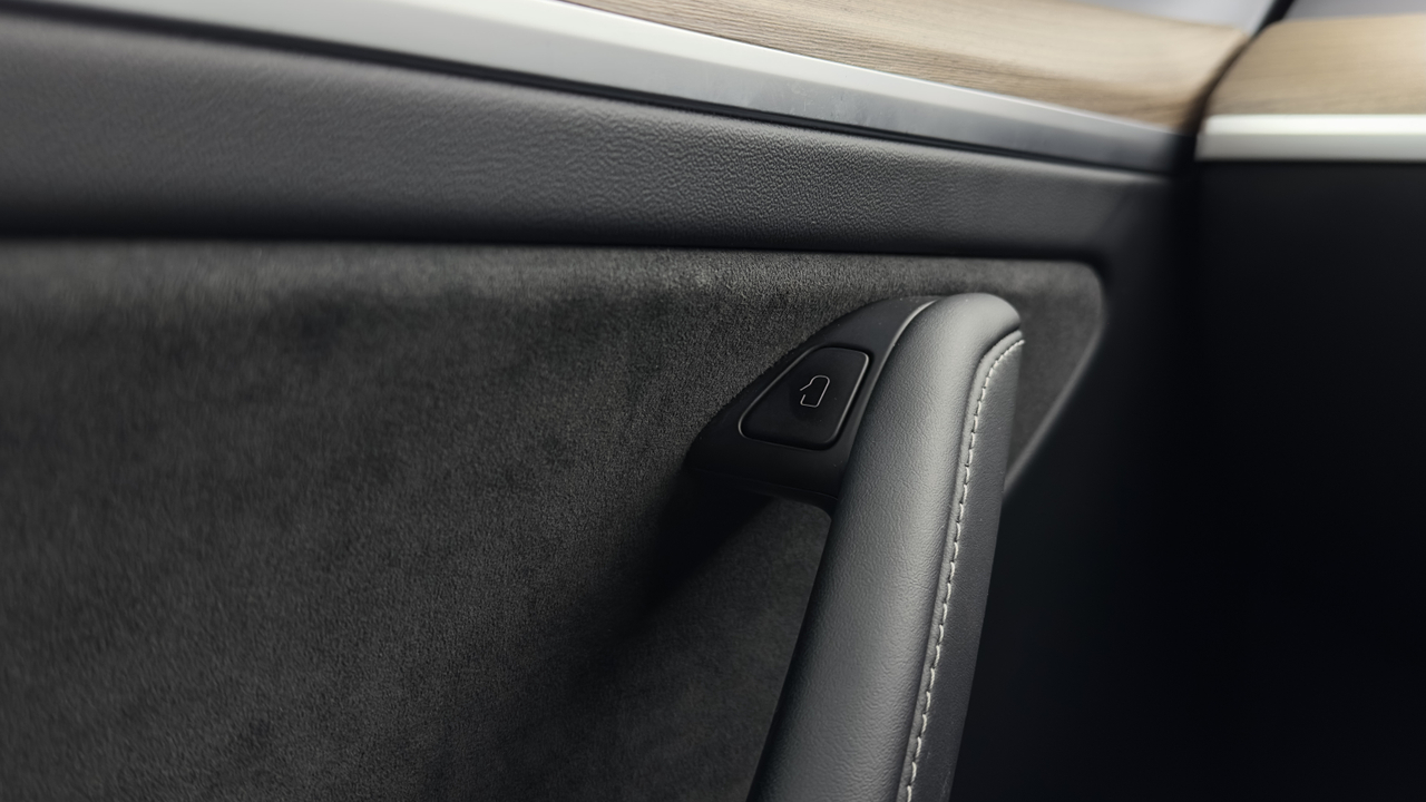 Tesla MODEL Y Standard RWD — photo 16