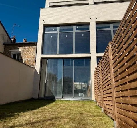 Maison d'architecte esprit loft en triplex - 130 m² - Séjour cathédrale - Jardin & parking