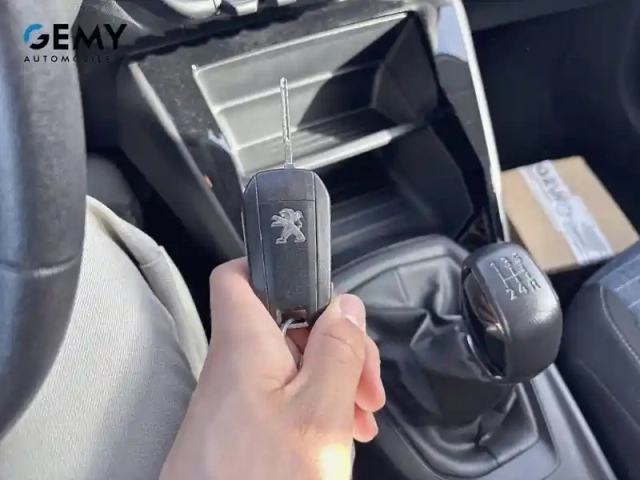 Peugeot 208 puretech 75 s&amp;s bvm5 — photo 50