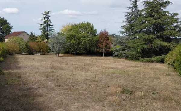 Terrain constructible 1737 m²