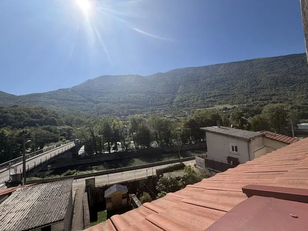 Appartement atypique au 3ème et dernier étage à Vizille
