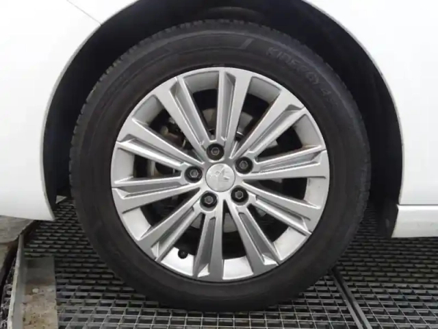 Peugeot 308 1.2 puretech 130ch s&amp;s allure eat8 — photo 9