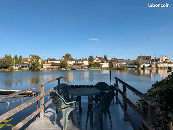 Chalet pieds dans l'eau avec ponton - étangs de milly-sur-thérain