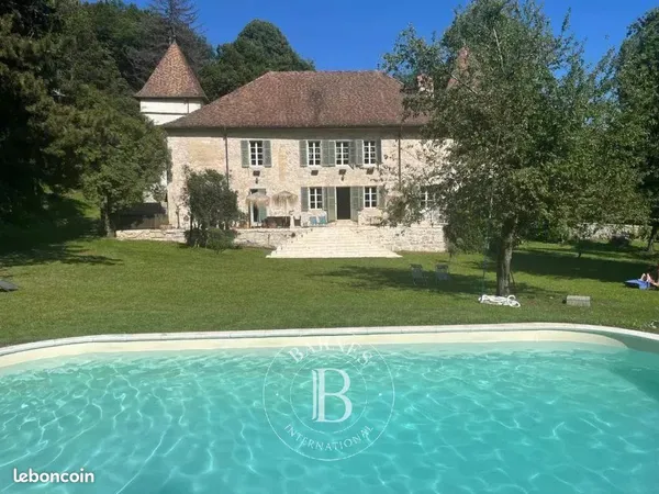 Chateau 376 m² Montanges