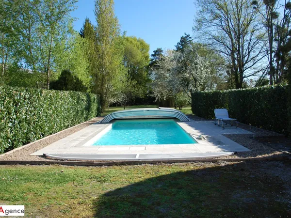 PROCHE DU CENTRE VILLE AVEC PARC ET PISCINE - DEPENDANCE