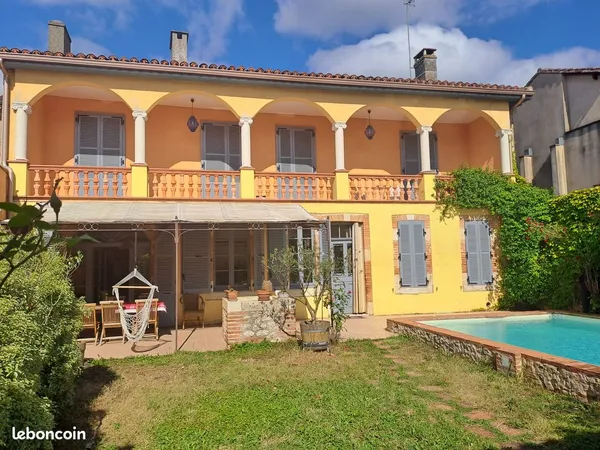 Maison de caractère 384 m² - 5 chambres, piscine, Dépendance T2 et garages - Gimont centre