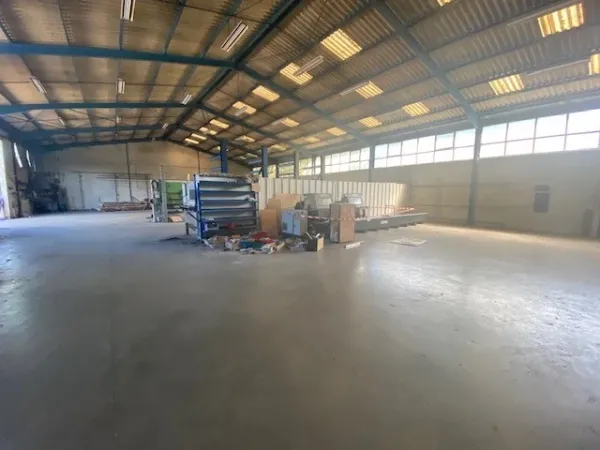 Local 1 pièce 740 m²