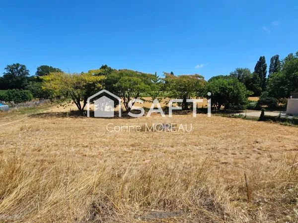 Terrain constructible,800m²,arboré,non viabilisé