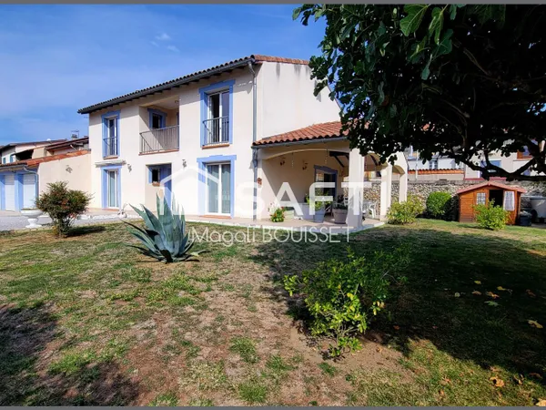 Maison T6 de 162m², année 2010, terrasses, balcon avec vue sur les pyrénées, jardin, garage.