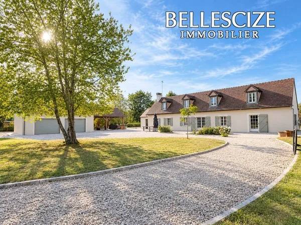 Belle longère au calme, sur environ 7 000 m2 de terrain paysager