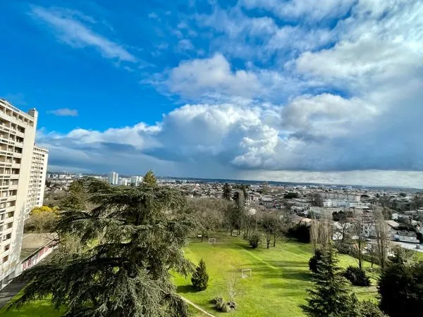 Talence Suzon : T4 de 60 m² rénové en 2022, 11e étage, 2 balcons, cave, vue dégagée