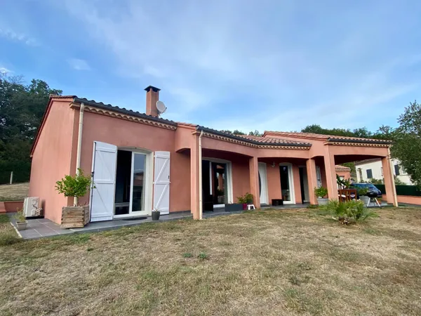 Maison plain pied avec garages et jardin attenant