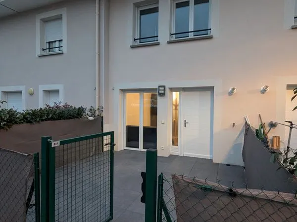 À Louer - Superbe Duplex 2 pièces meublé de 42 m² avec Jardin privatif & Parking - Douvaine (Proche 