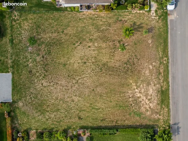 Terrain 705 m² La Roque D Antheron