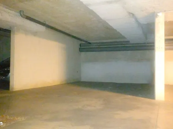 Grand parking moto dans Résidence sécurisée