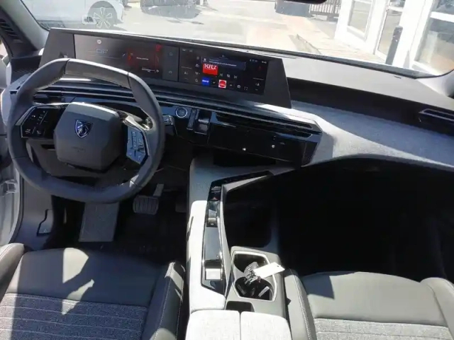 Peugeot 5008 plug-in hybrid 225 ch e-dcs7 — photo 11