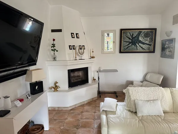 Villa avec piscine, vue dégagée et beaux volumes à Peymeinade