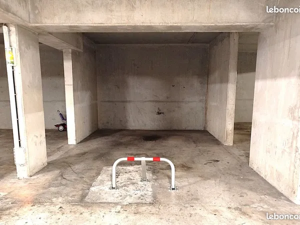 Grande place de parking de 5,20 x 3,30 sécurisée