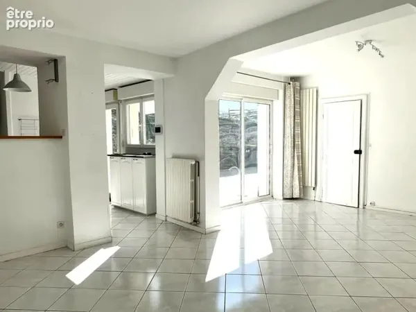 Maison de 95 m2 avec cour et stationnement au calme Place du Lycée - ANGERS