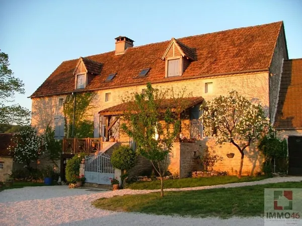 MAISON QUERCYNOISE DE CARACTERE AVEC PISCINE, BELLE GRANGE ET DEPENDANCES
