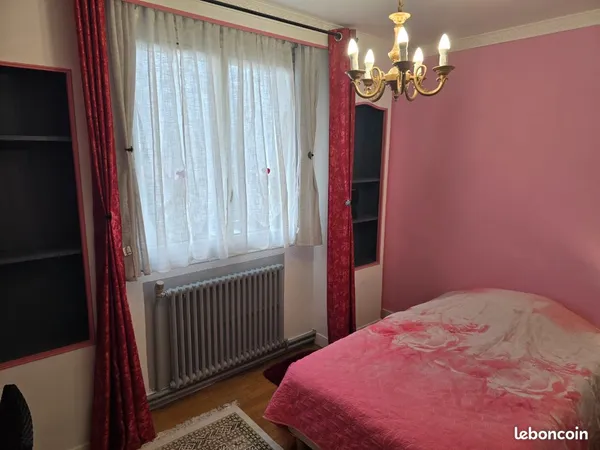 Grande Chambre à Louer en Colocation chez l'Habitant dans une Grande Maison de Ville ( Pas de Garant