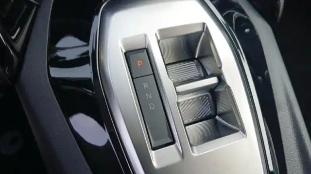 Peugeot 208 hybrid 110 ch e-dcs6 — photo 18