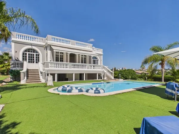 Juan-les-Pins — Villa avec piscine et double opportunité foncière (1 400 m² + 1 250 m² constructible