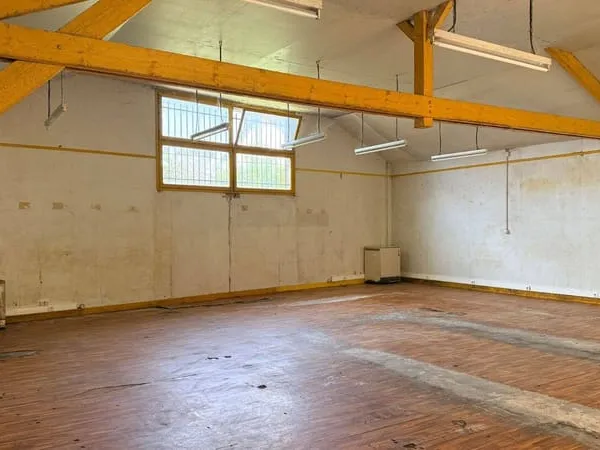 Local d'activité 143 m²