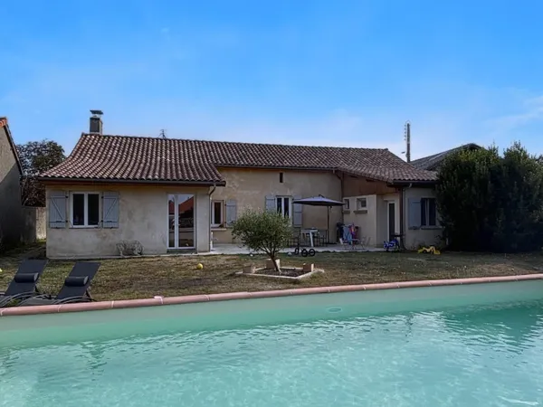 Longère de charme avec piscine et dépendances