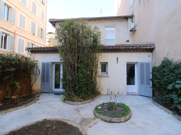 HYERES HYPER-CENTRE - T1bis REZ-DE-JARDIN, CALME - JARDIN de 61.60 m2