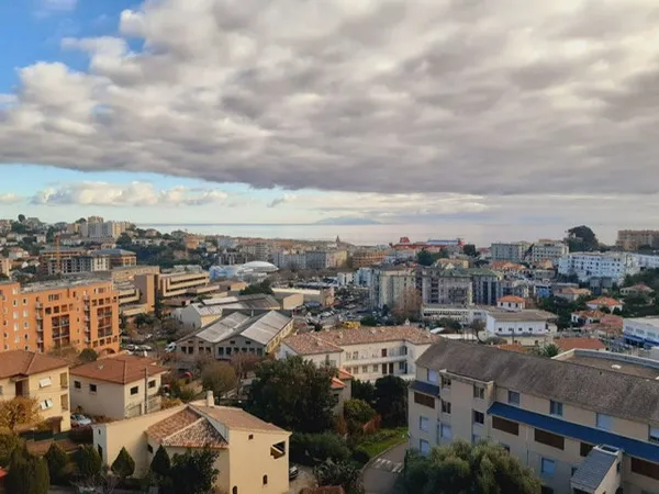 SUR LES HAUTEURS DE BASTIA T1 DE 33 M2 AVEC TERRASSE VUE DEG