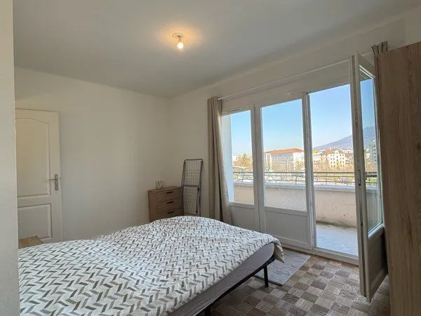 Grande chambre avec salle d'eau privative et balcon - 800 CC - Annemasse centre